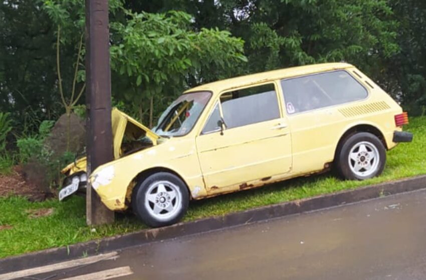  Brasília Amarela é abandonada após bater em poste no centro de PB