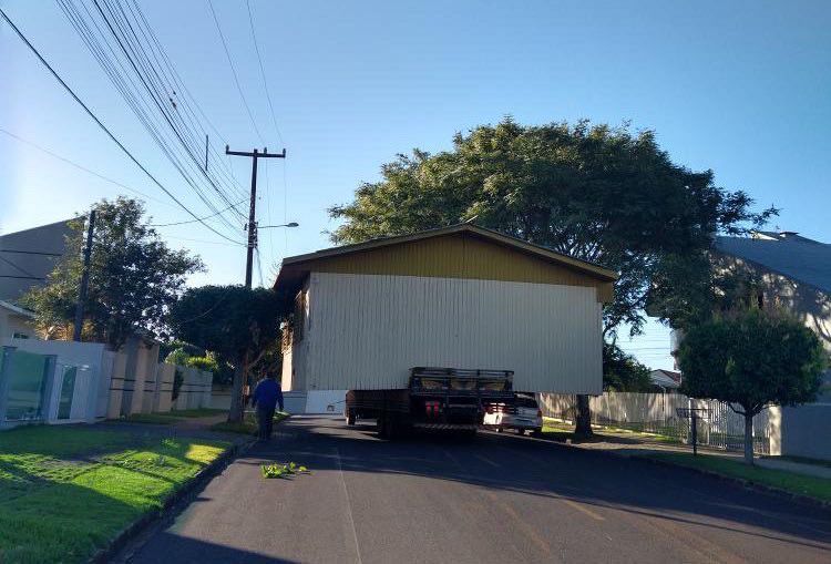  Caminhão é flagrado transportando casa de madeira em Pato Branco