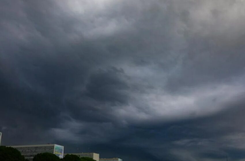  Inmet emite alerta para perigo de chuva intensa e ventos de até 100 km/h no Sudoeste