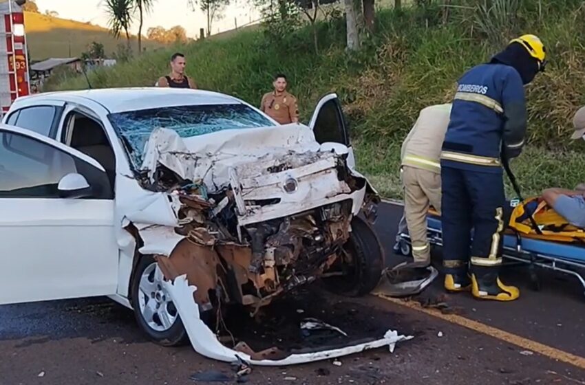  Duas pessoas ficam feridas após violenta colisão entre carro e caminhão na PR 562