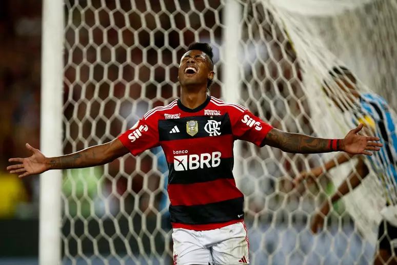  Flamengo entra no G4 do Brasileirão após golear o Grêmio por 3 a 0 no Maracanã