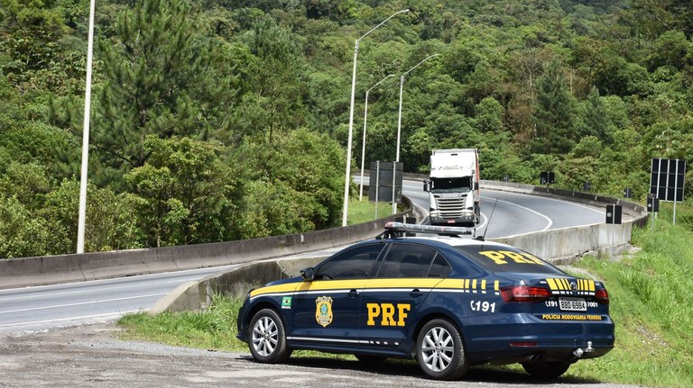  PRF busca reduzir acidentes em Operação de Segurança em rodovias no  feriado