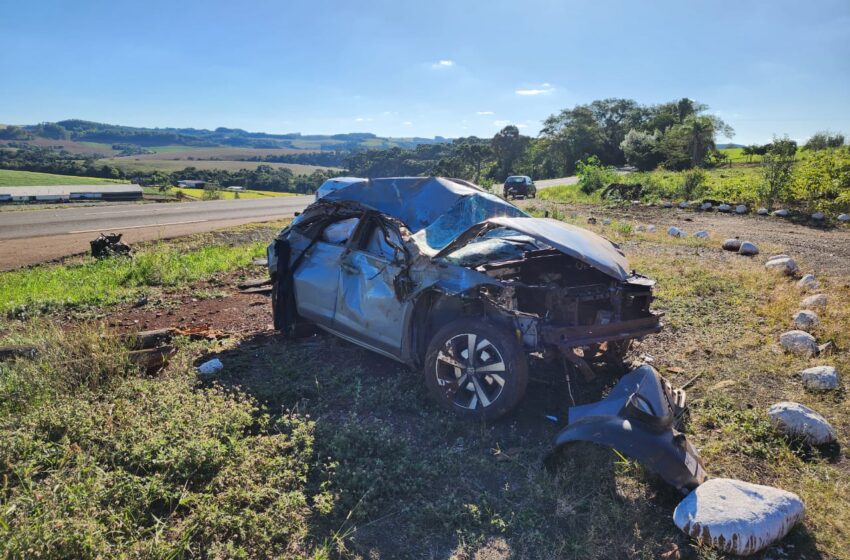  Motorista sofre ferimentos após carro capotar na PR 493