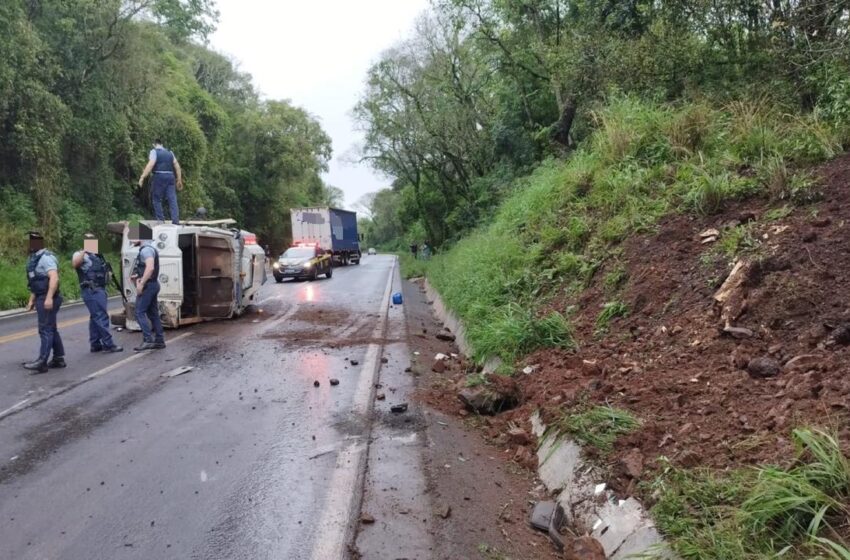  Carro forte tomba na BR-158 e um homem fica ferido