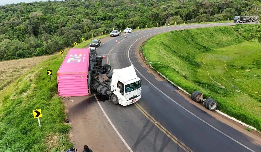  Carreta com carga de fogões tomba na BR-373 a caminho de Pato Branco