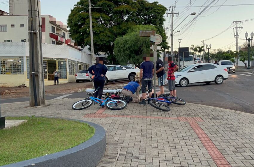  Colisão envolvendo carro e bicicleta deixa jovem ferido no centro de Pato Branco