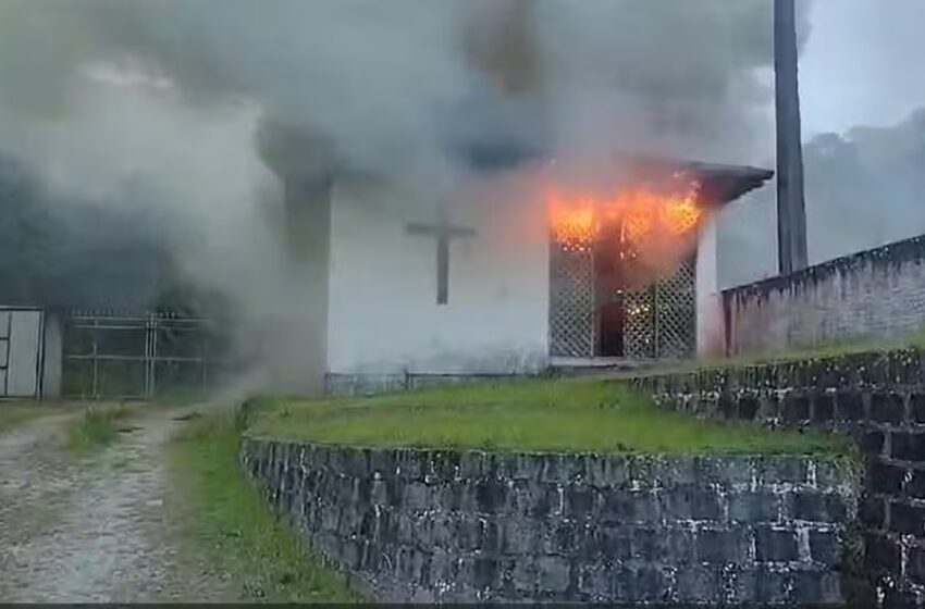  Incêndio destrói capela mortuária de igreja abandonada