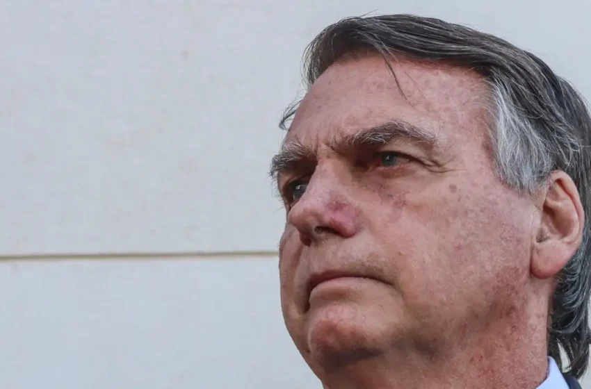  Ordem do Supremo Tribunal Federal determina que Jair Bolsonaro entregue passaporte à Justiça 