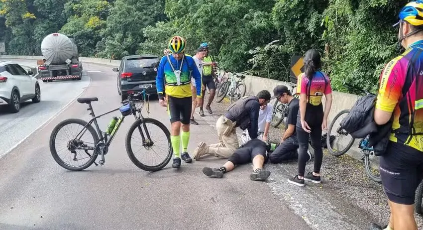  Ciclista tem parada cardíaca e enfermeira que estava de folga a salva após 40 minutos de massagem respiratória