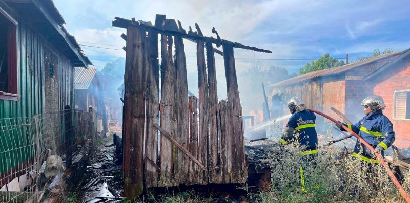  Corpo de bombeiros é acionado para combater incêndio em residência