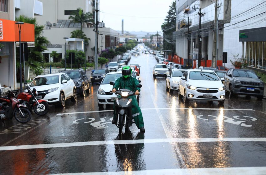  Vias urbanas recebem pintura em áreas de espera para motocicletas