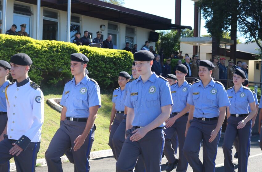  Durante Solenidade alunos do ensino médio do 6° colégio da Polícia Militar de Pato Branco recebem boinas e luvas