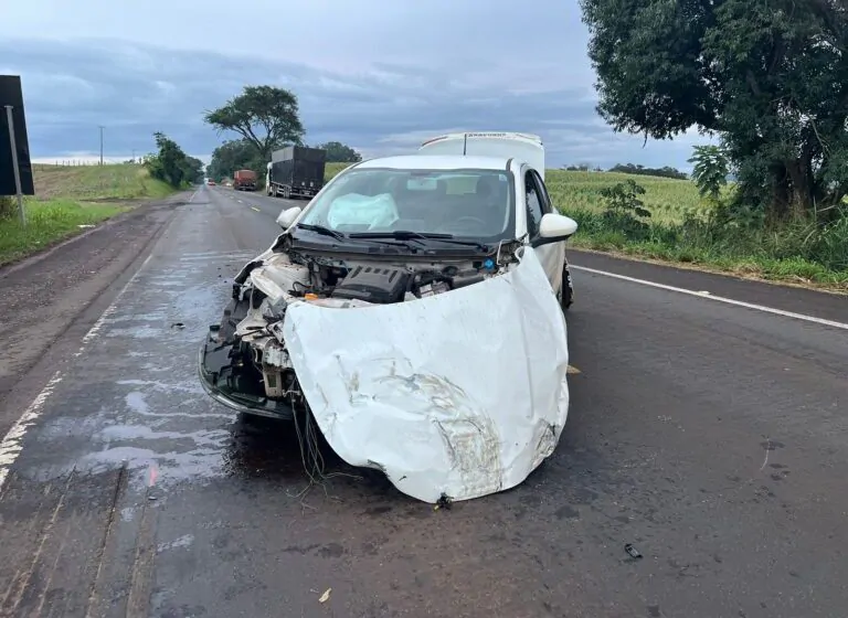  Acidente de trânsito envolvendo um carro e dois caminhões é registrada na PR 182