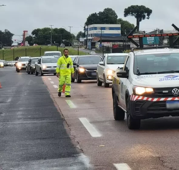  Cratera na BR-277 complica o trânsito na entrada de Curitiba