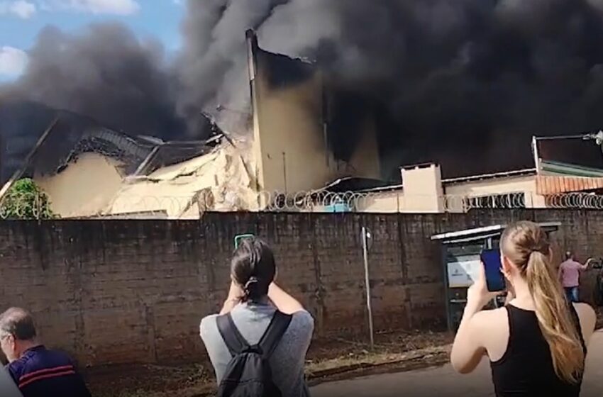  Empresa de embalagens é atingida por incêndio de grandes proporções