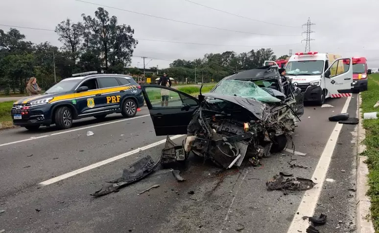  Jovem de 25 anos morre e outras duas pessoas ficam em estado grave após batida entre dois carros na BR-476