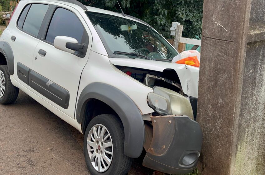  Mulher perde o controle do carro e acaba colidindo contra poste em Pato Branco