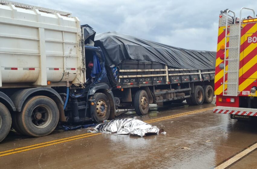  Acidente na BR-163  entre dois caminhões deixa homem de morto em rodovia