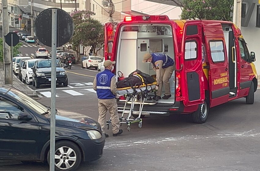  Homem sofre queda de motocicleta no centro de Pato Branco