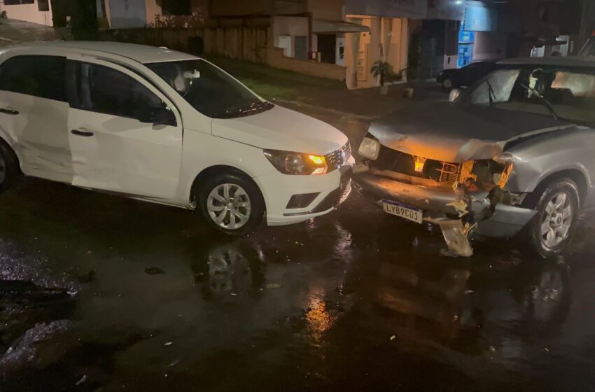  Caminhonete e VW Gol acabam colidindo em cruzamento de Pato Branco