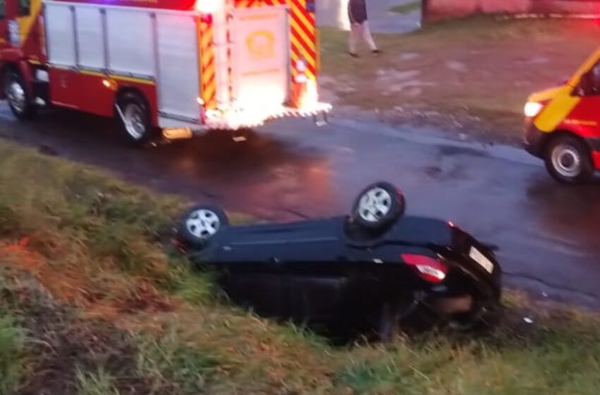  Motorista fica ferido após carro sair da pista e cair em barranco na BR 158 em Pato Branco