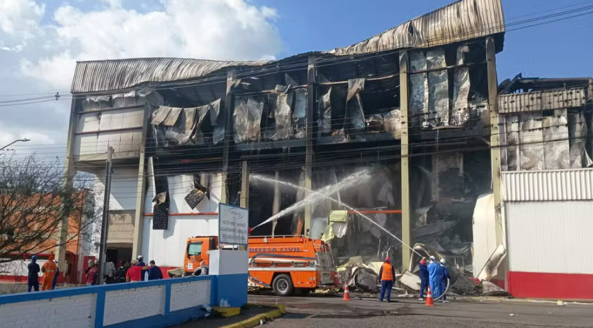  Incêndio em indústria de frango de corte do PR teve vazamento aproximado de 8 toneladas de amônia