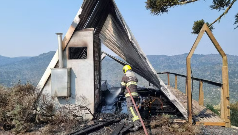  Casal acorda em meio a chamas após incêndio em cabana de ponto turístico