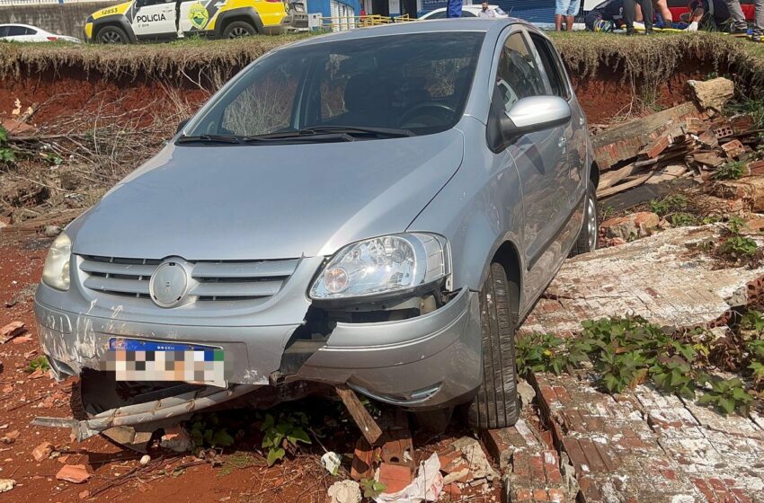  Acidente deixa motociclista ferido e carro danificado após motorista perder o controle e cair em terreno baldio em Pato Branco