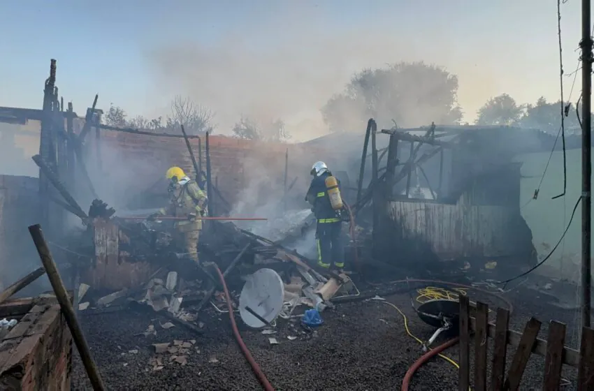  Incêndio destrói residência de madeira no Paraná