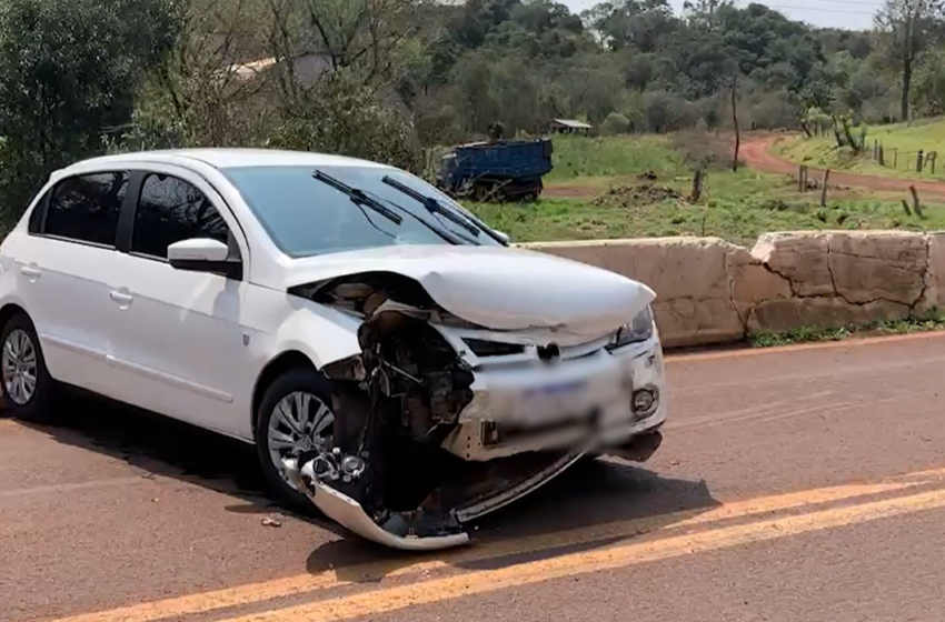  Idoso fica ferido após carro colidir contra mureta na PR-180