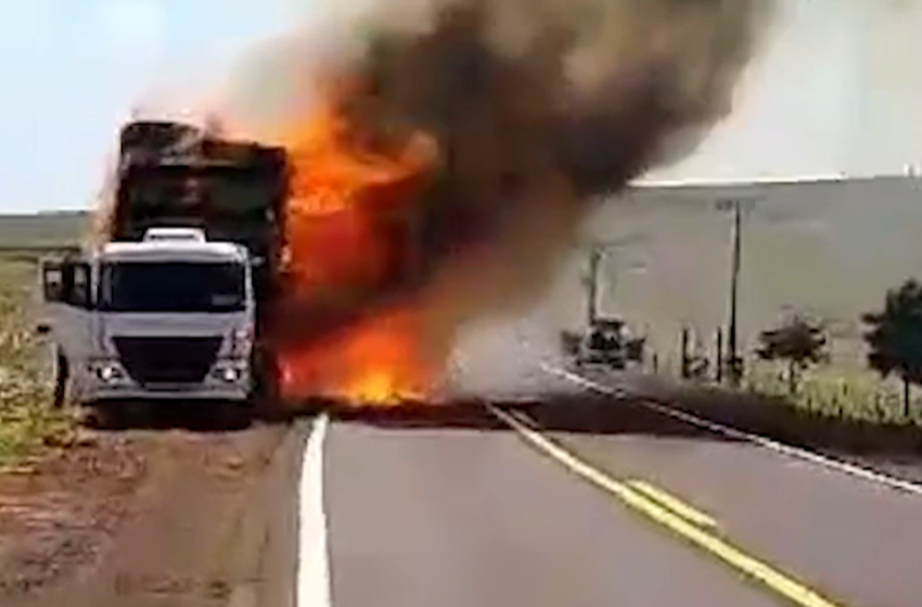  Caminhão é destruído por chamas após incêndio no Oeste do Paraná