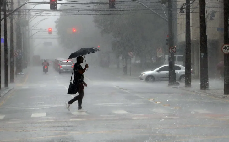  Alerta de tempestade prevê risco de ventos de até 100 km/h no Paraná