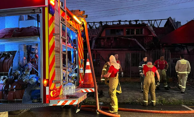  Incêndio destrói sobrado e dois carros no bairro no Paraná