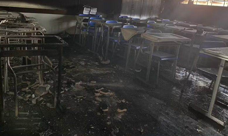  Sala de aula fica destruída após incêndio em escola no Paraná