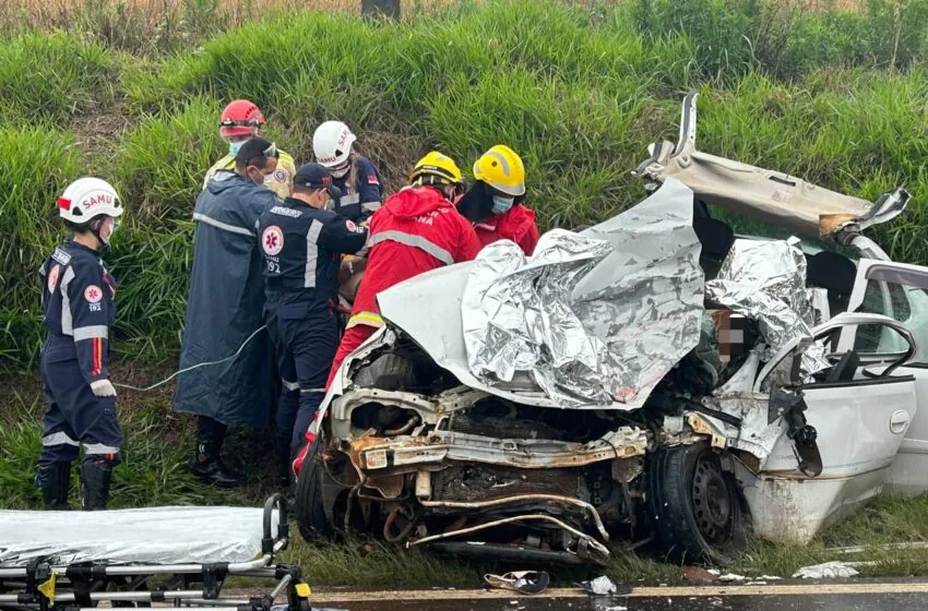  Grave colisão frontal entre carro e caminhão deixa três mortos e um em estado grave na PR-158