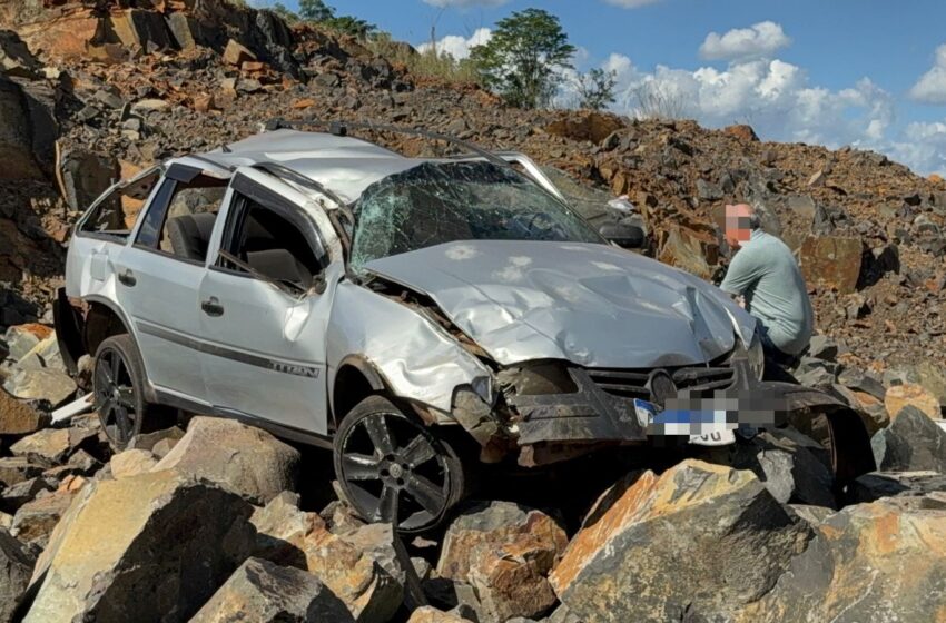  Homem fica ferido após carro sair da pista e ir parar em meio a pedras às margens da PR 180