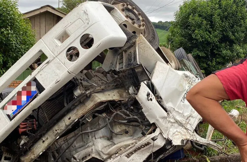  Homem morre após caminhão carregado com gás perder controle e capotar na PR 562