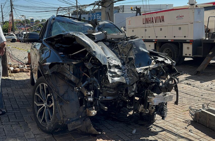  Veículo colide violentamente contra poste na Avenida Tupi