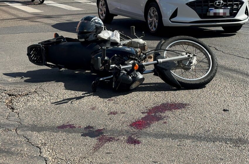  Condutor de moto fica em estado grave após colisão com carro no bairro Industrial