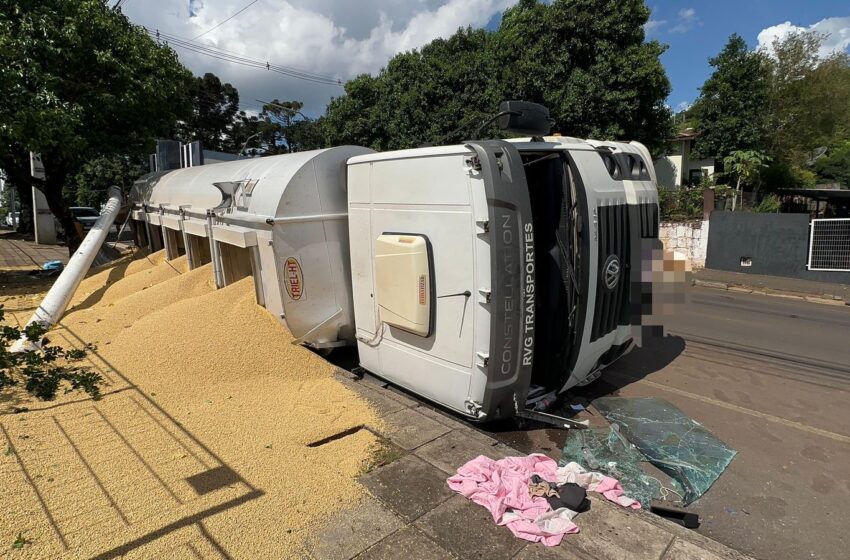  Acidente em Pato Branco: Caminhão tomba após motorista perder controle