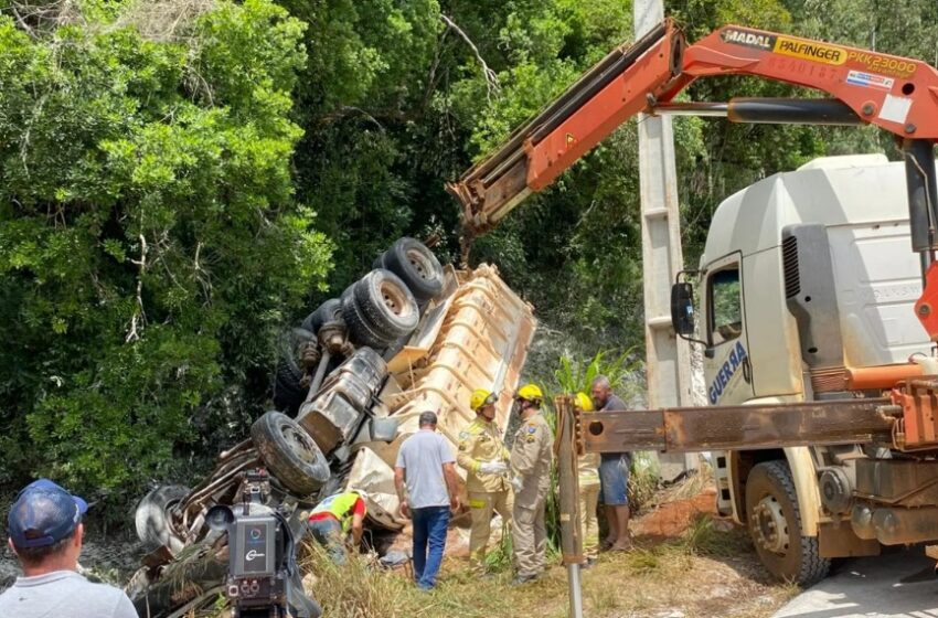  Homem morre e outro fica ferido após caminhão capotar em estrada vicinal