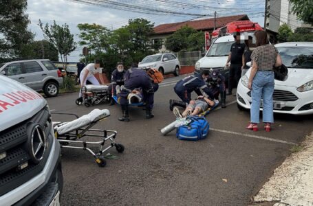 Casal fica ferido após moto colidir em traseira de veículo no centro de Pato Branco