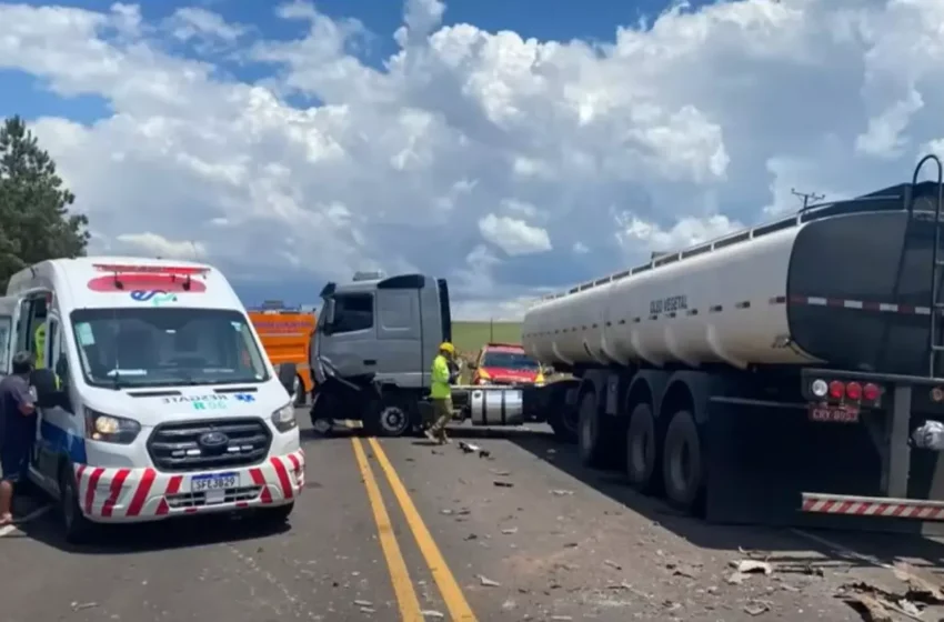  Colisão entre carro e caminhão deixa um homem morto e duas mulheres feridas; família estava a caminho de um velório