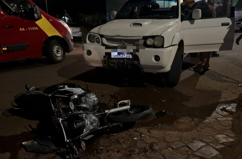  Colisão envolve camionete e moto no bairro Santo Antônio