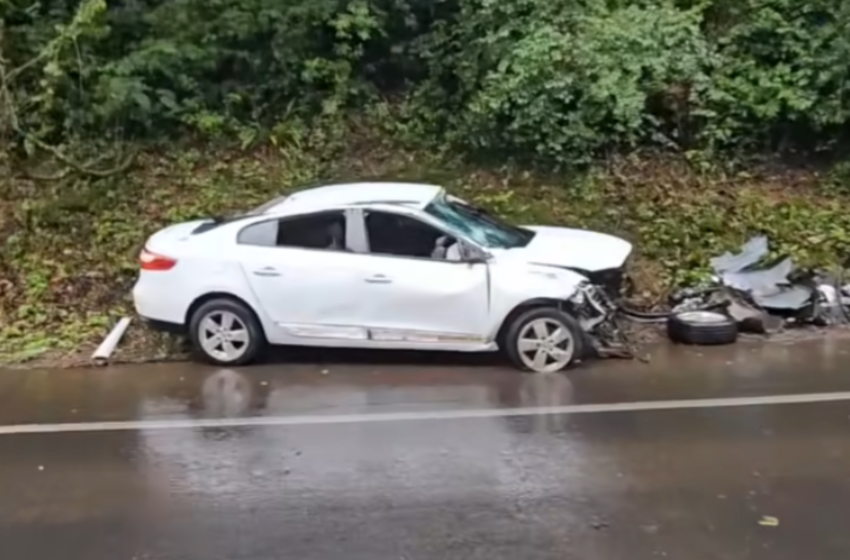  Carro sai da pista e colide contra barranco na BR 373